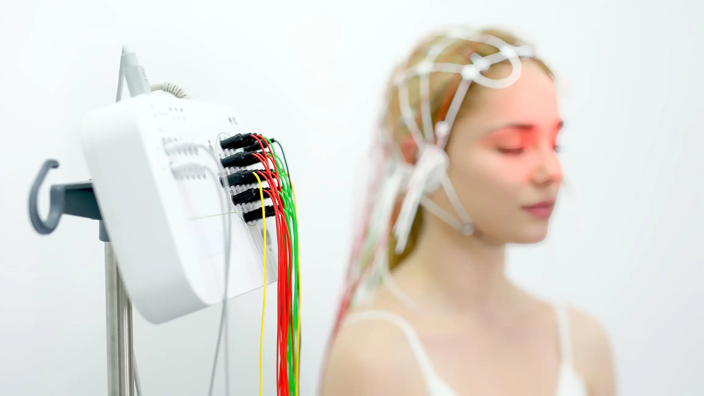 Персонализированная электростимуляция мозга с обратной связью для купирования хронической боли