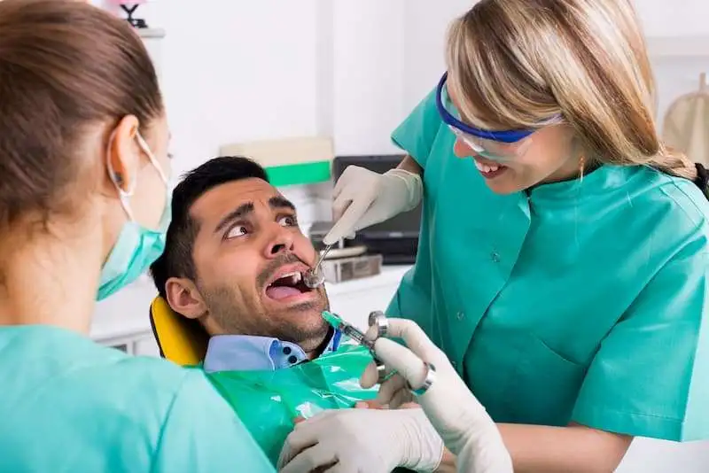 Боязнь стоматологических процедур может быть связана с ситуативной тревожностью и болью во время процедуры