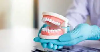 Исследование: качество жизни и жевательная способность у пациентов с протезами хуже, чем у пациентов в естественными зубами